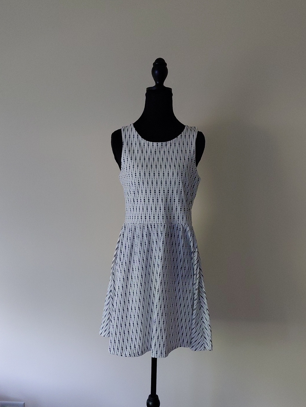 Sleeveless White Dress with Black Dot Stripe Pattern